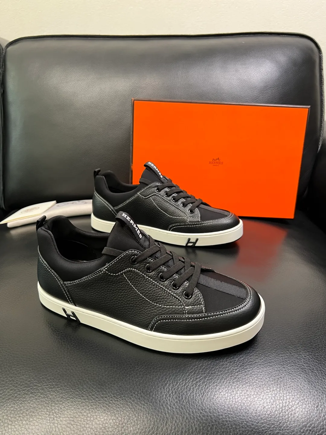 Men's shoes 💰700 Hermes High-quality top crafts Hermes counters are selling simultaneously with original factory configuration, original cowhide fabric imported from Italy, high-quality splicing technology, fully imported water-dyed cowhide lining, soles: original soles specially provided by the original factory are super comfortable, original factory and single goods are welcome to compare, code number 38-44 (customized 45)